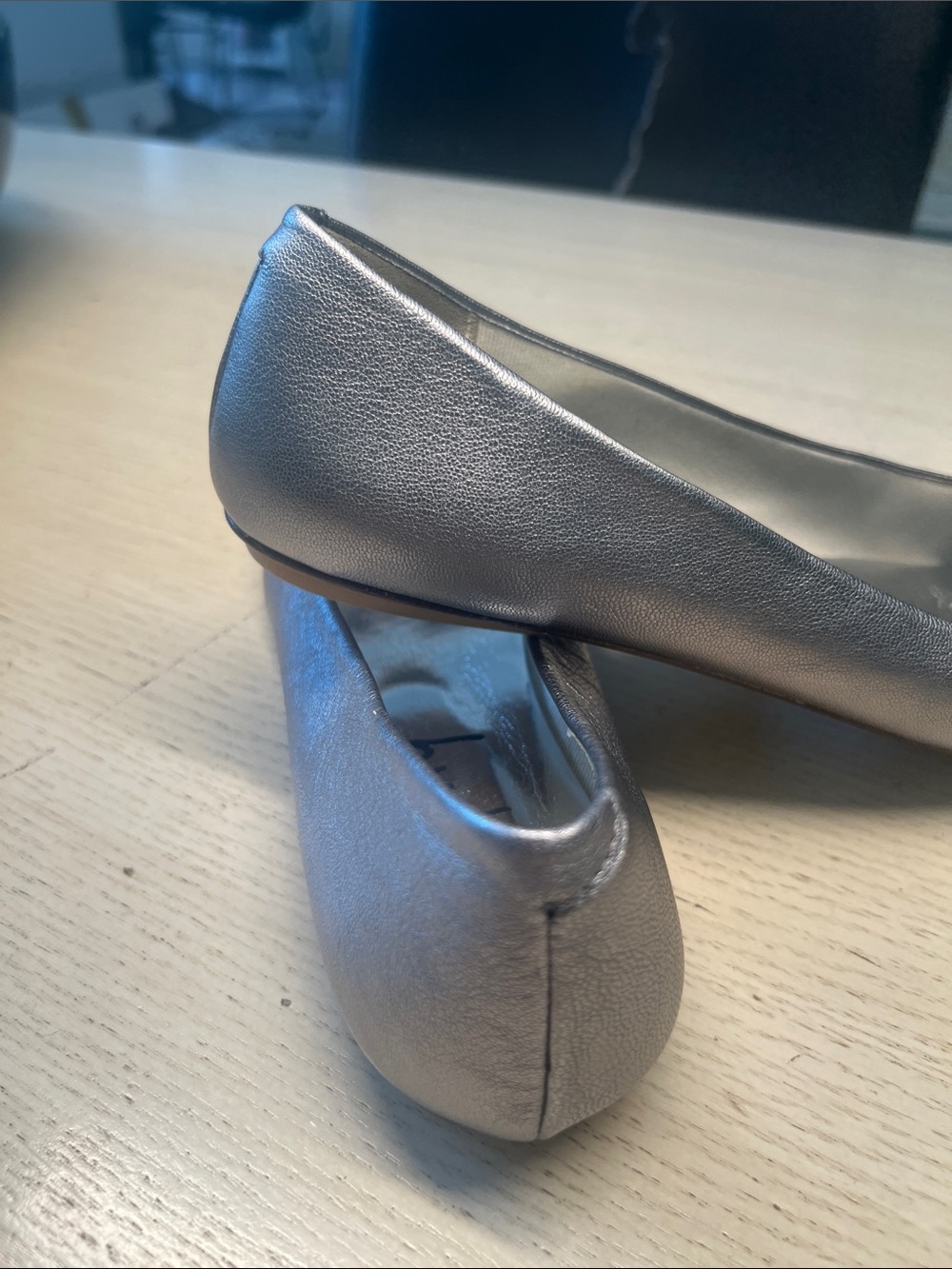 fs/ny Women’s Silver Ballet Flats with rose gold Cap Toe - Picture 4 of 6